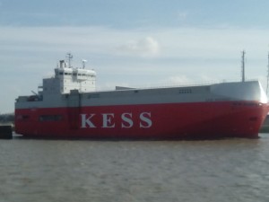 Autotransporter auf der Elbe bei Brunsbüttel